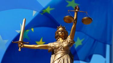 Justitia vor der Europaflagge