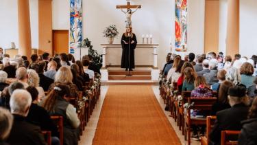 Eine Pfarrerin hält den Gottesdienst